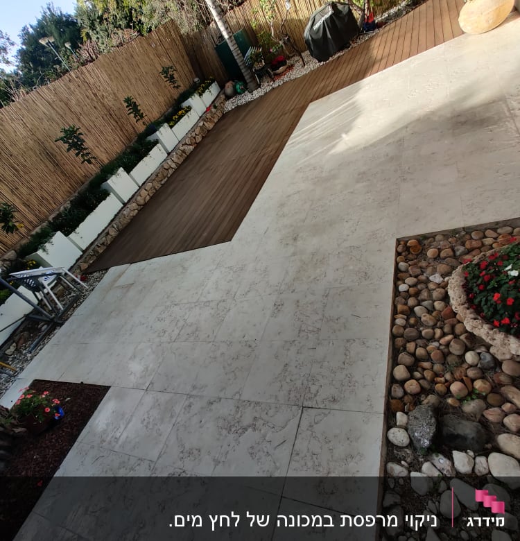 רצפת אבן נקייה בחצר עם צמחייה מסביב